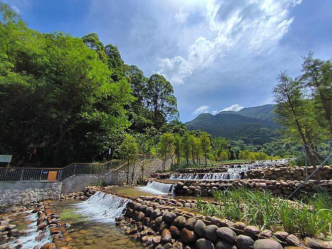 拜登非洲之行：登机后敬礼抛飞吻，展现领导风范